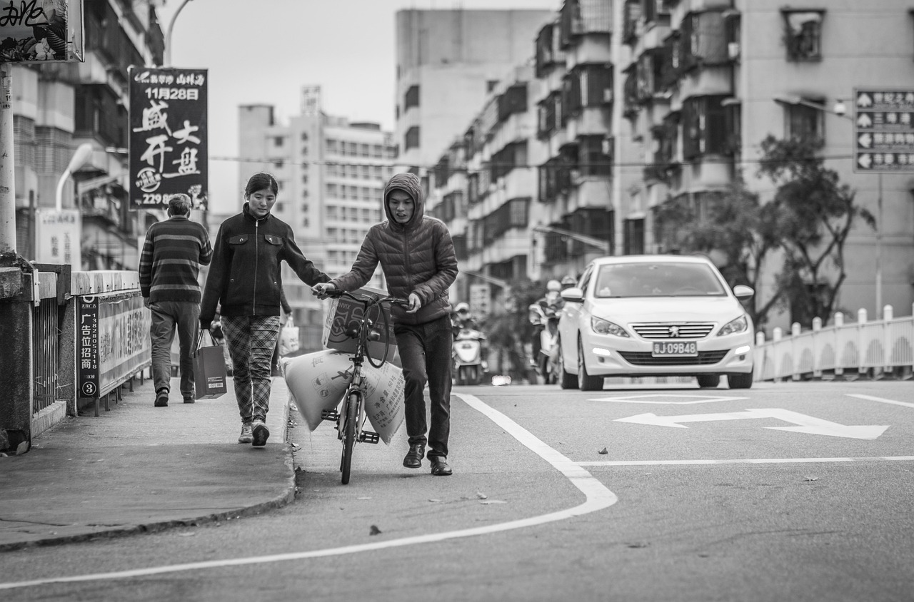 探索城市角落，揭秘附近单身生活的多样性与挑战